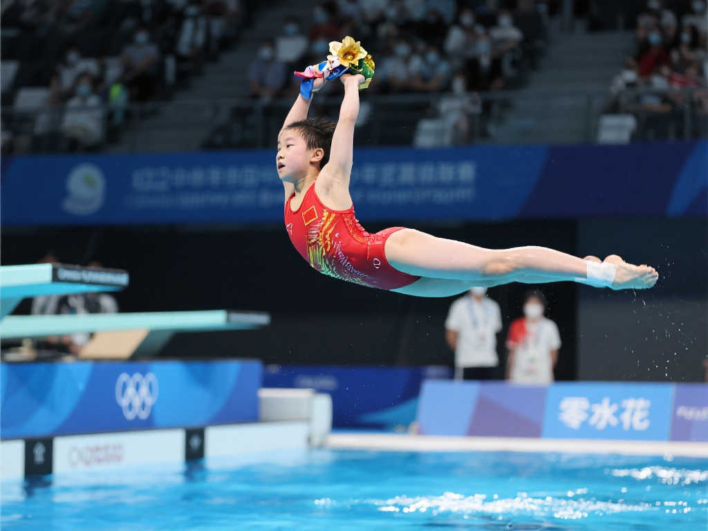 跳水世界杯中国豪取九金，全红婵贴心指导小选手合影踮脚